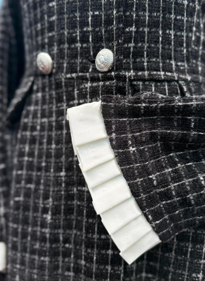 Robe avec boutons argentés  et manches plissés _ Noire