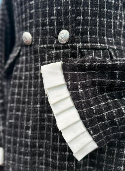 Robe avec boutons argentés  et manches plissés _ Noire