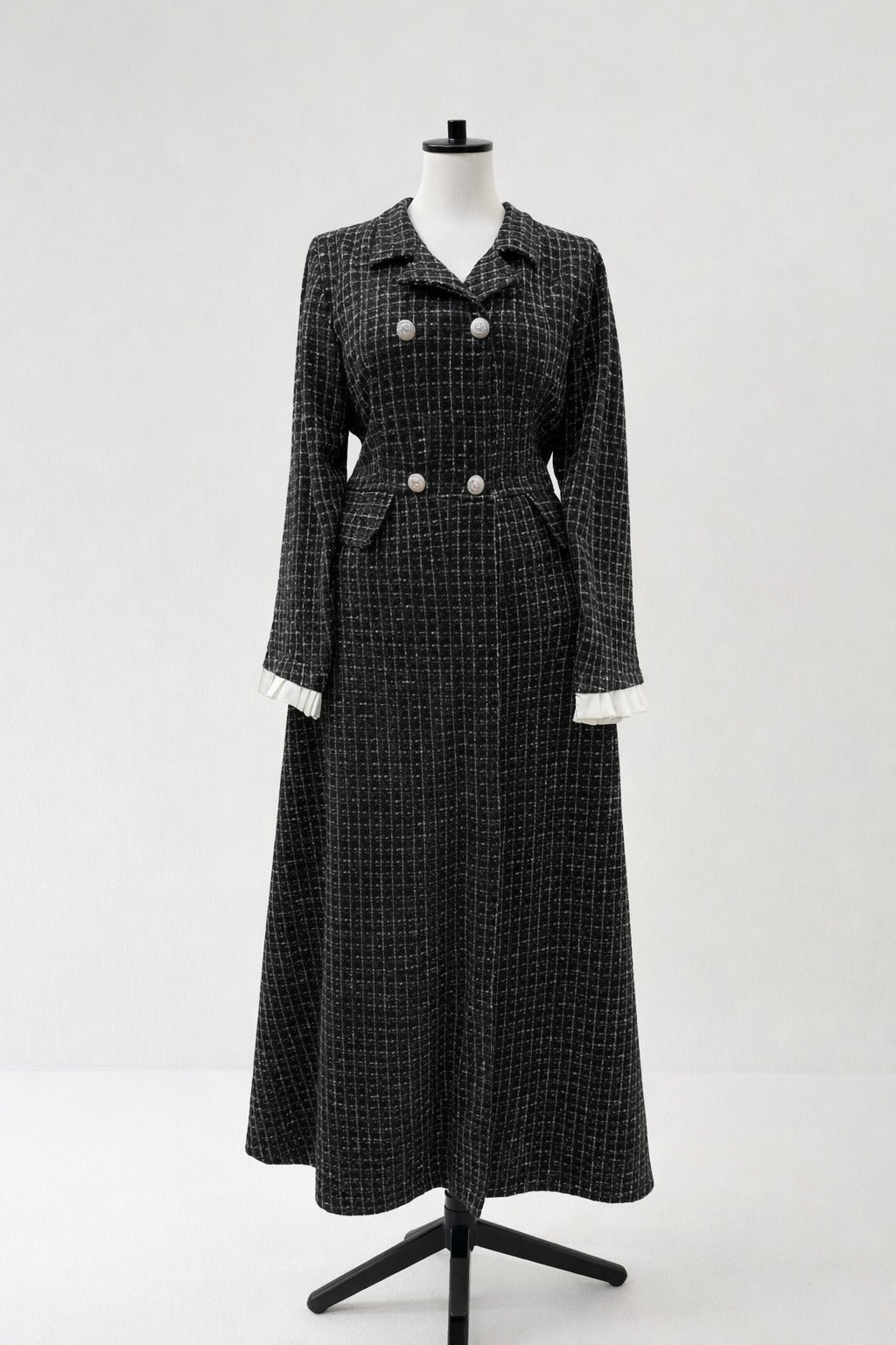 Robe avec boutons argentés  et manches plissés _ Noire