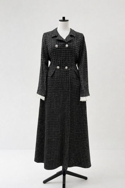Robe avec boutons argentés  et manches plissés _ Noire